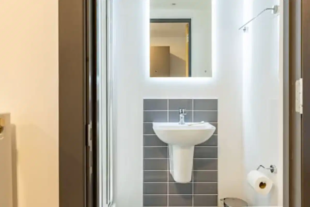 Exterior?w=400&h=260&fit=crop&q=40&auto=format&trim=auto