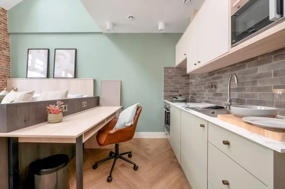 Common Area?w=400&h=260&fit=crop&q=40&auto=format&trim=auto