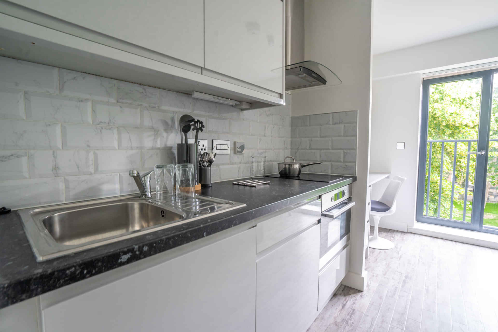 Exterior?w=400&h=260&fit=crop&q=40&auto=format&trim=auto