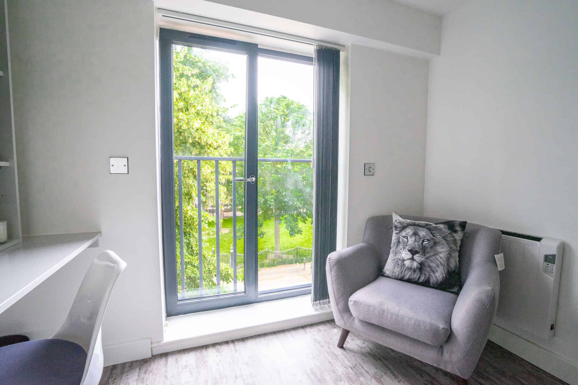 Exterior?w=400&h=260&fit=crop&q=40&auto=format&trim=auto