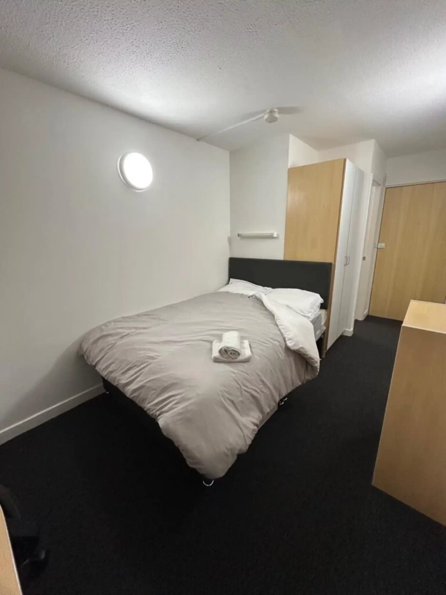 Deluxe En-Suite - Bedroom?w=400&h=260&fit=crop&q=40&auto=format&trim=auto