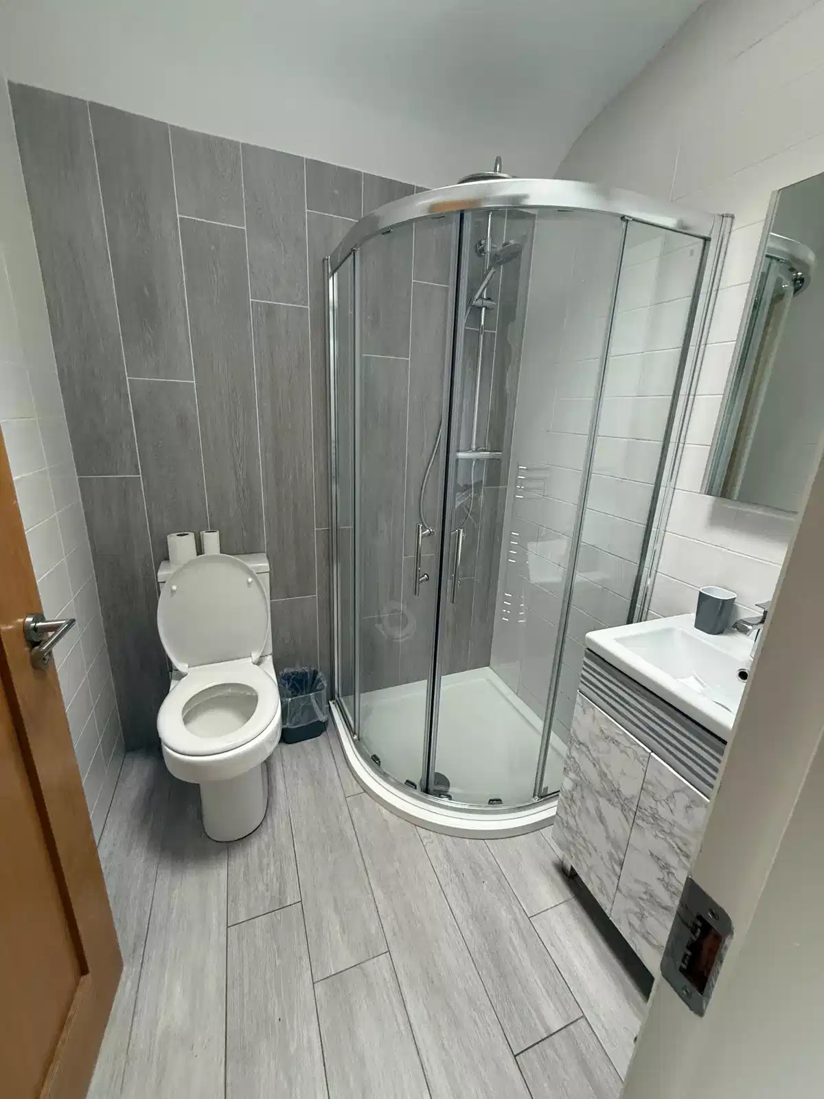 Bedroom?w=400&h=260&fit=crop&q=40&auto=format&trim=auto