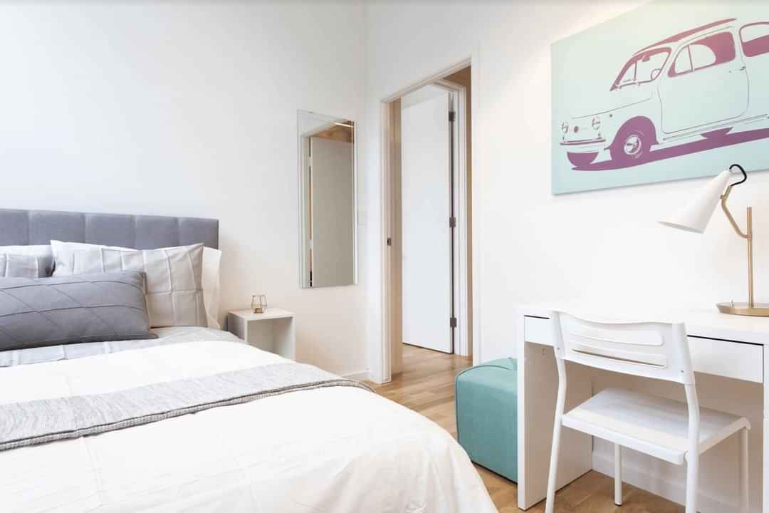 Room?w=400&h=260&fit=crop&q=40&auto=format&trim=auto