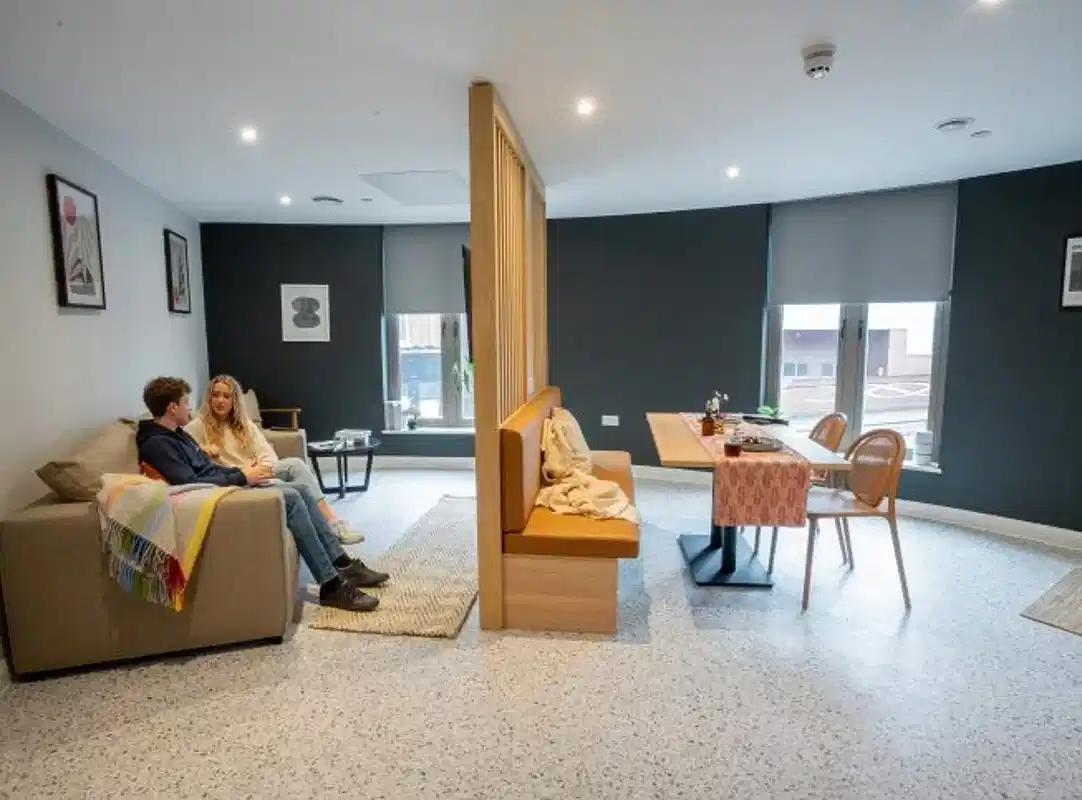 Common Area?w=400&h=260&fit=crop&q=40&auto=format&trim=auto