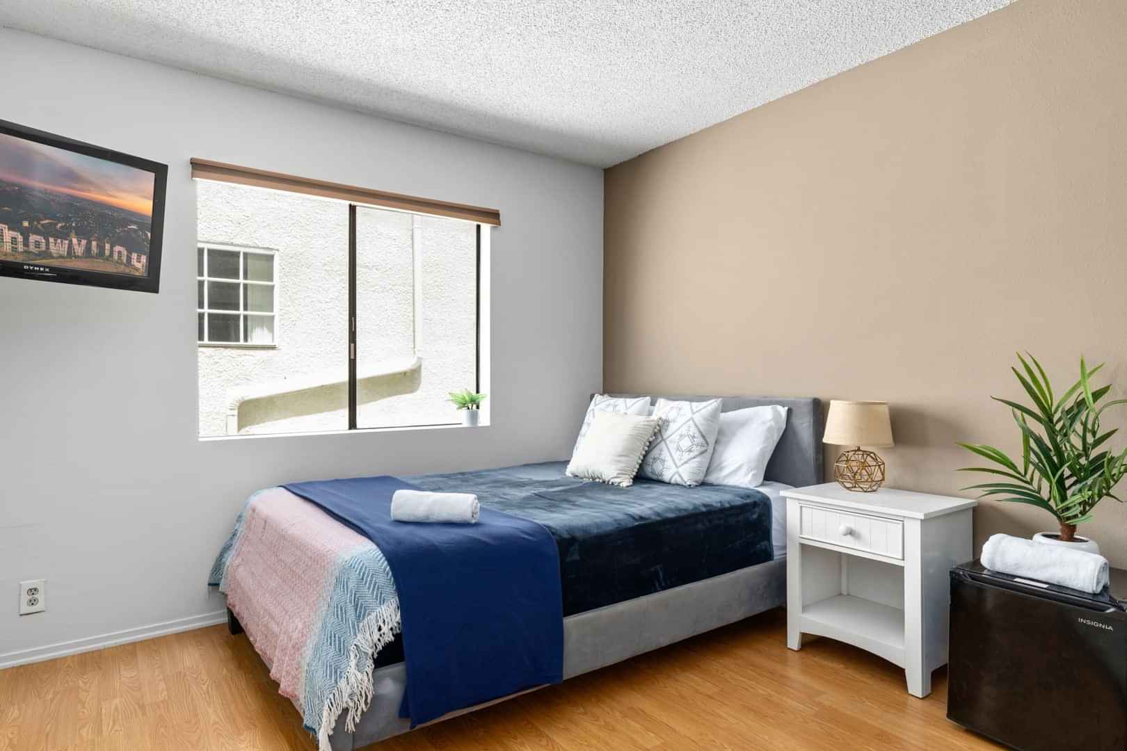 Room?w=400&h=260&fit=crop&q=40&auto=format&trim=auto