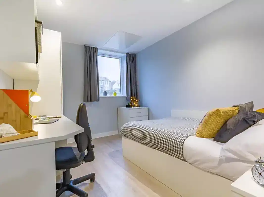 Exterior?w=400&h=260&fit=crop&q=40&auto=format&trim=auto