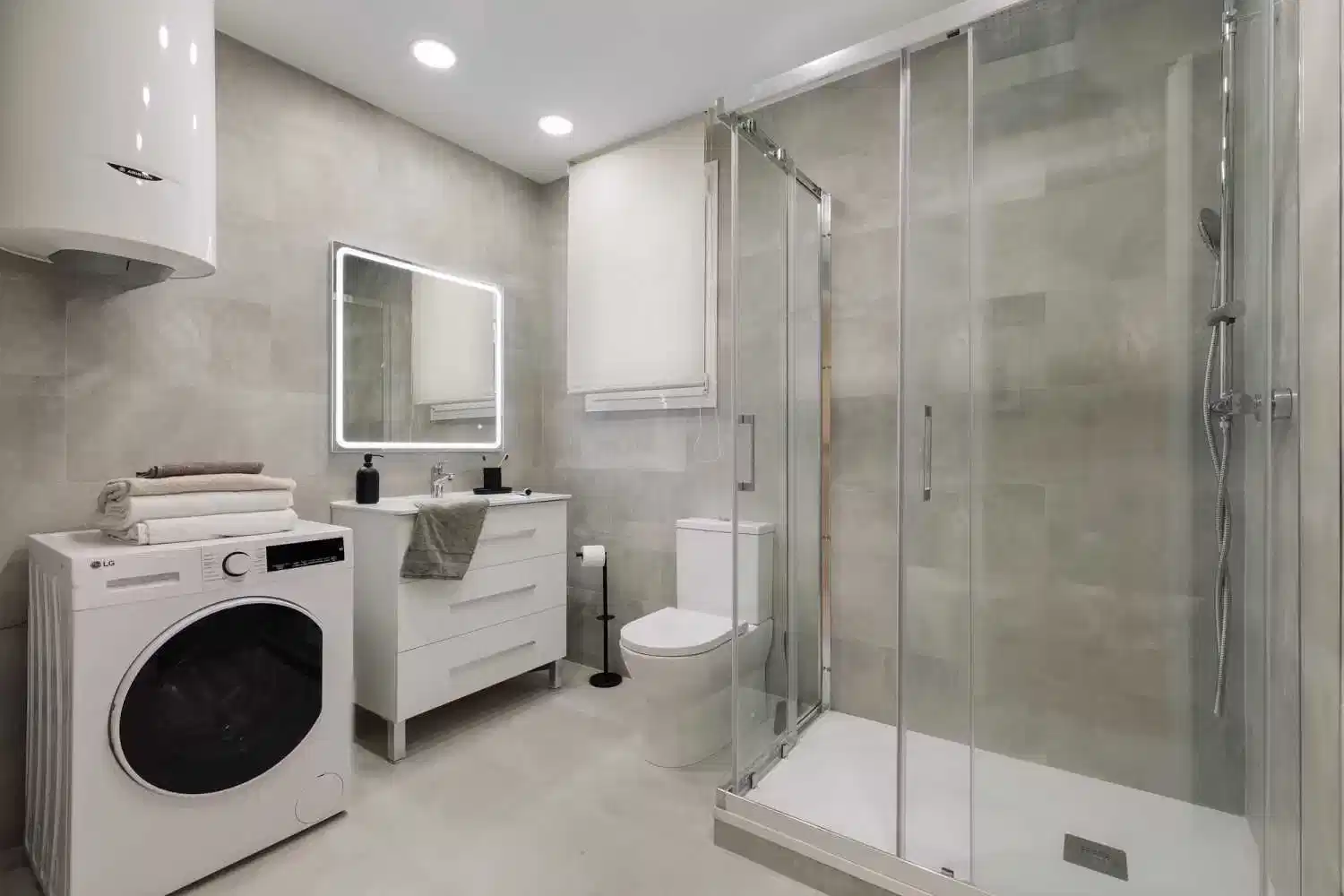 Uko 08012, Barcelona - Barcelona, Spain - 3 Bedroom 1 Bathroom - Bathroom