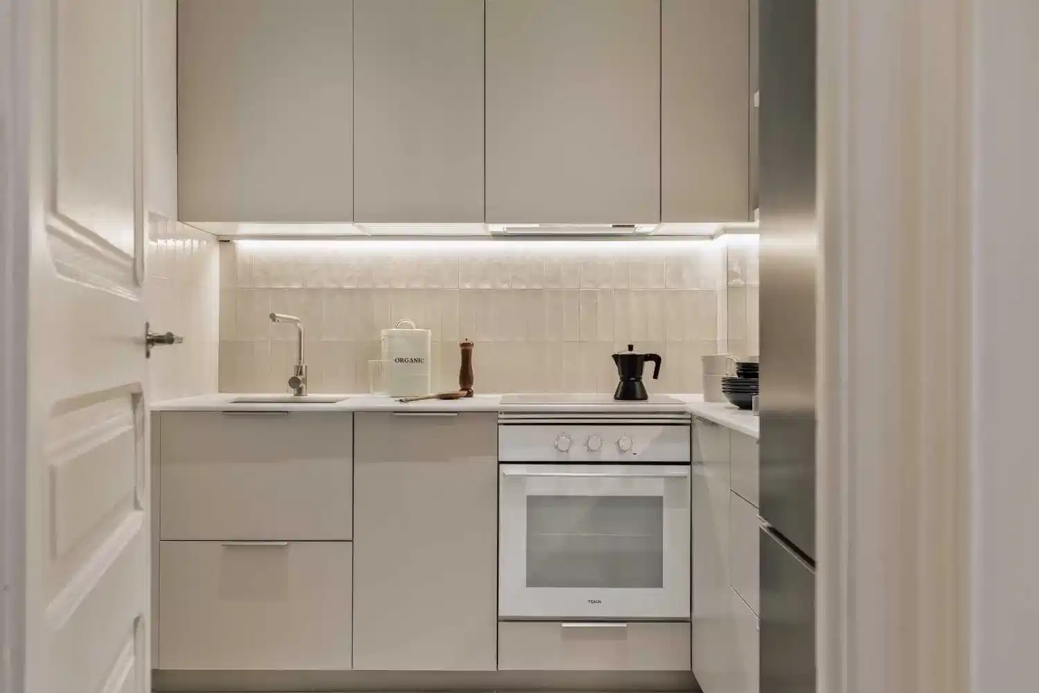 Exterior?w=400&h=260&fit=crop&q=40&auto=format&trim=auto