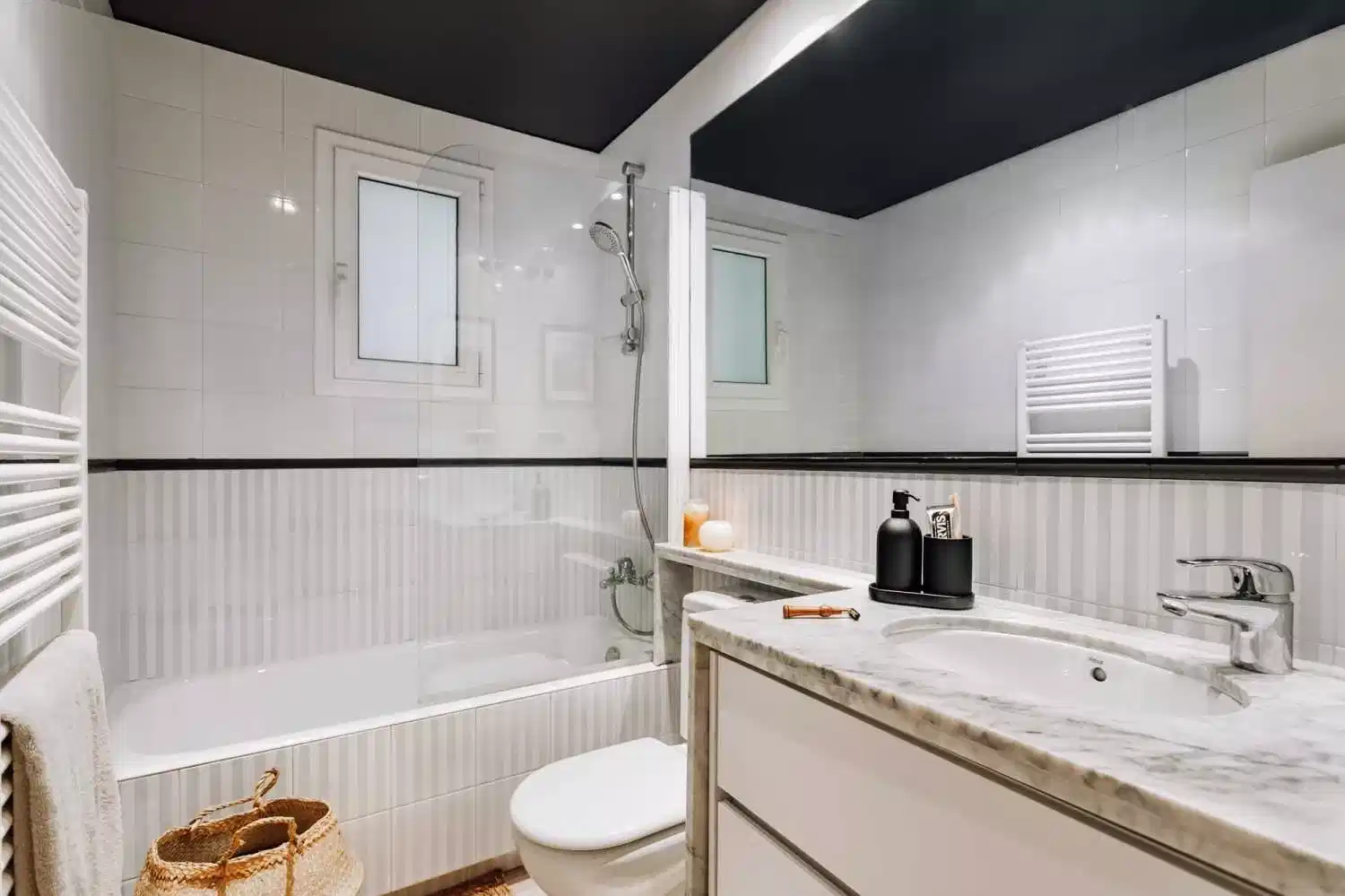 Exterior?w=400&h=260&fit=crop&q=40&auto=format&trim=auto