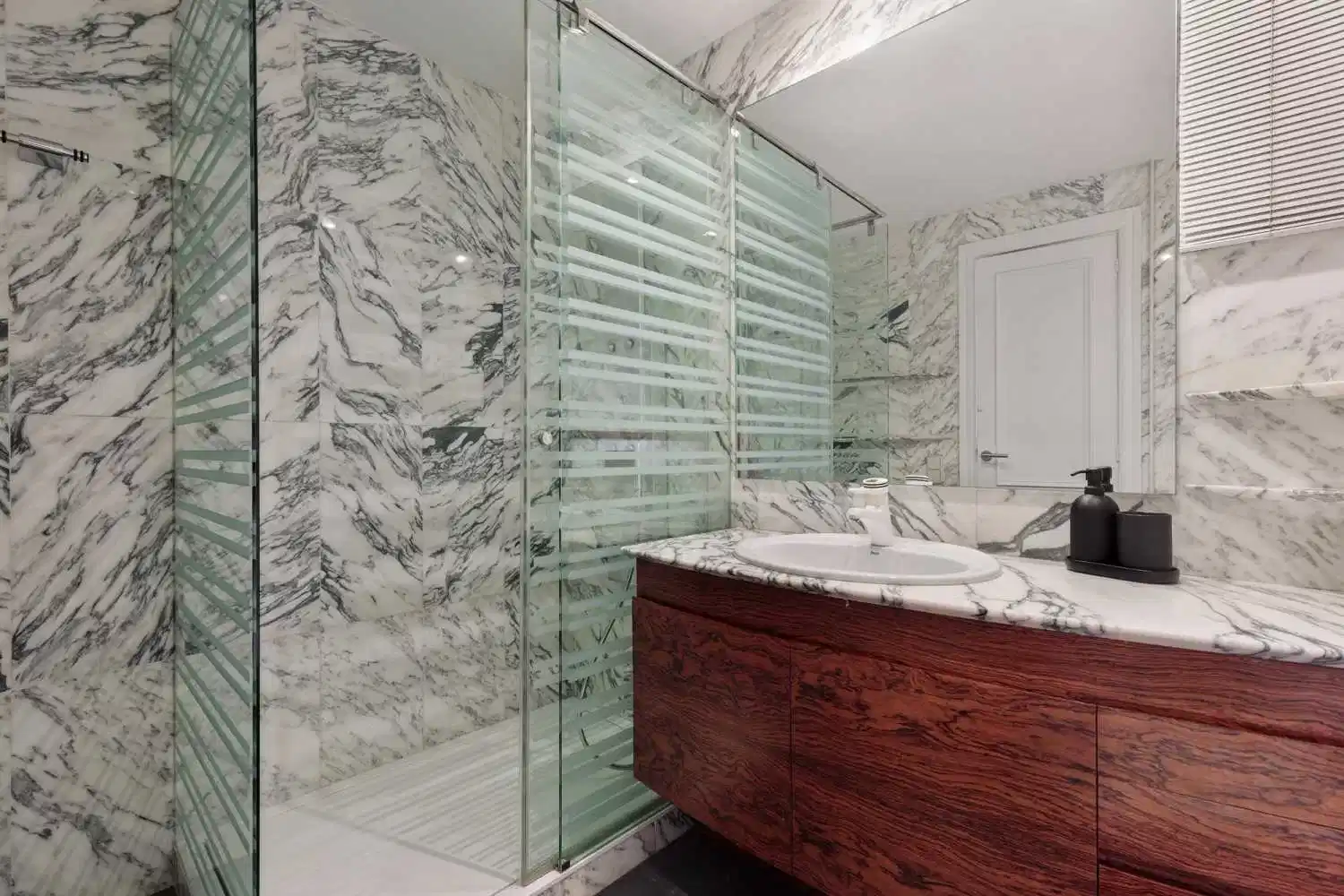 Exterior?w=400&h=260&fit=crop&q=40&auto=format&trim=auto