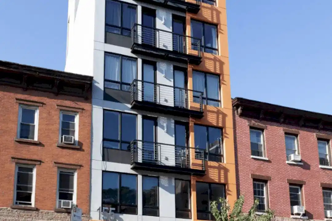 Exterior?w=400&h=260&fit=crop&q=40&auto=format&trim=auto