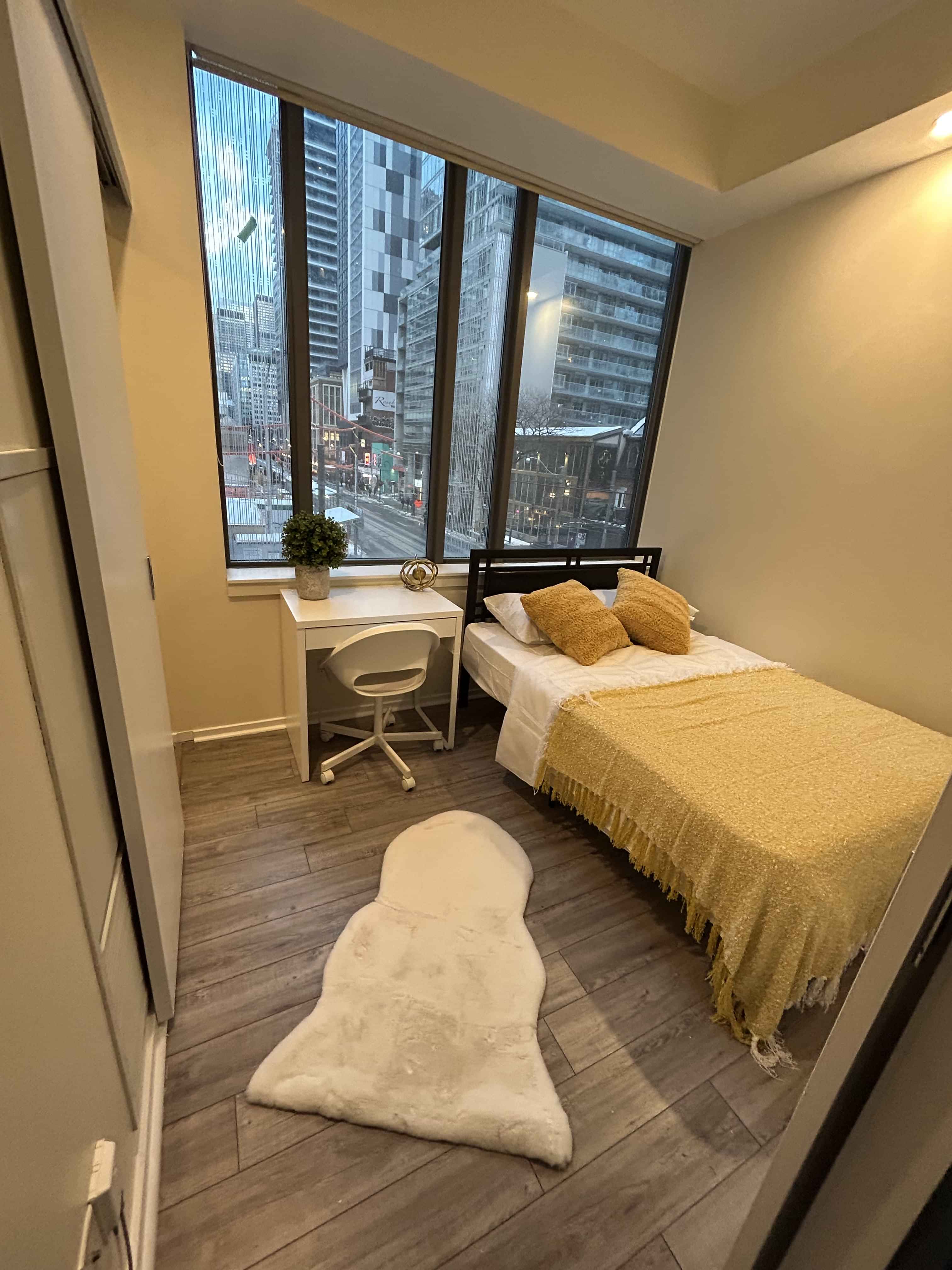 Deluxe Room - Bedroom?w=400&h=260&fit=crop&q=40&auto=format&trim=auto