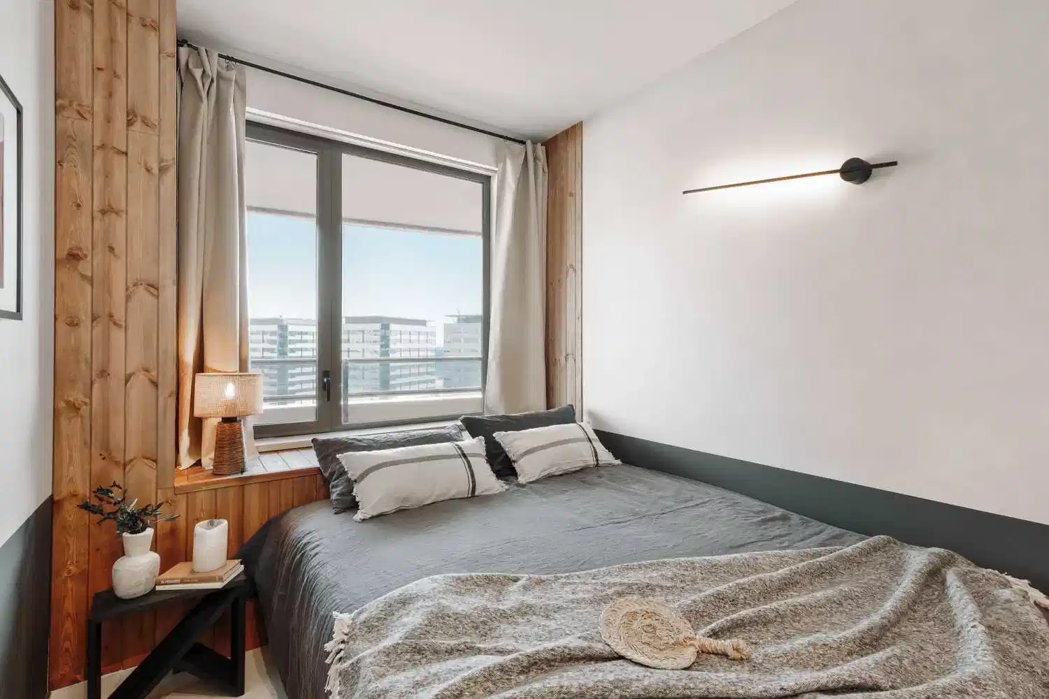 Exterior?w=400&h=260&fit=crop&q=40&auto=format&trim=auto