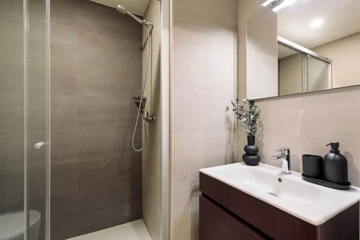 Exterior?w=400&h=260&fit=crop&q=40&auto=format&trim=auto