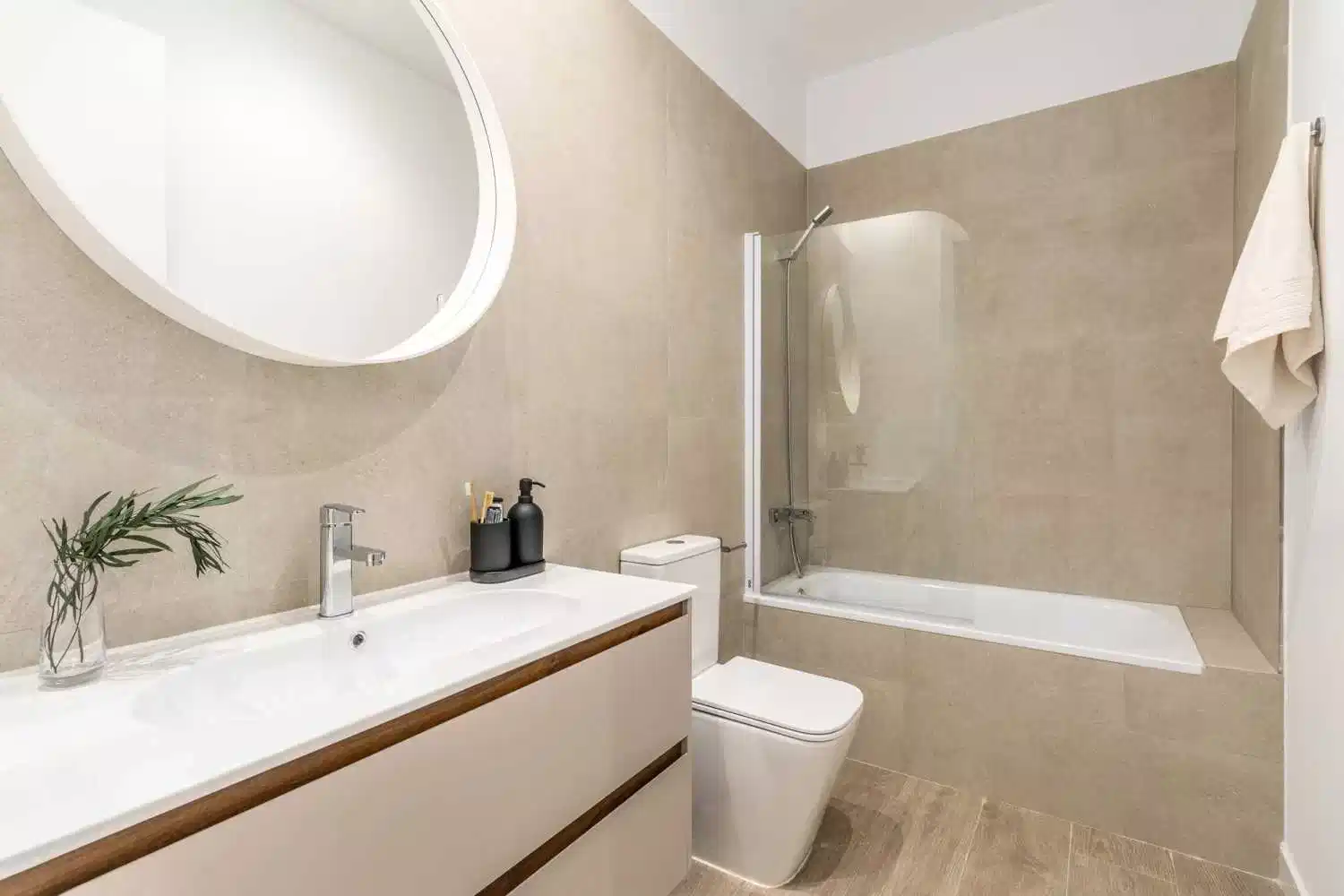 Exterior?w=400&h=260&fit=crop&q=40&auto=format&trim=auto