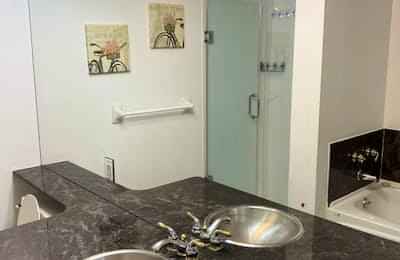 Liwinco Bloor East, Toronto - Toronto, Ontario, Canada - Bathroom