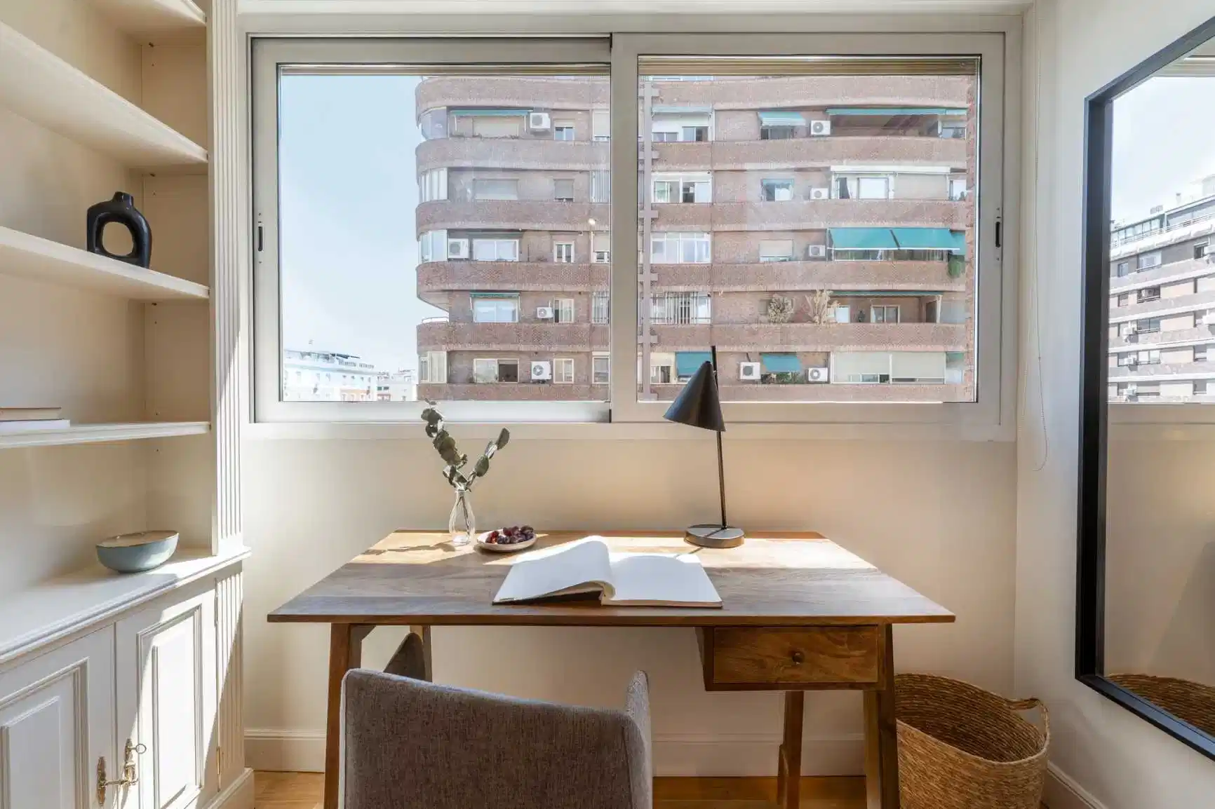 Exterior?w=400&h=260&fit=crop&q=40&auto=format&trim=auto