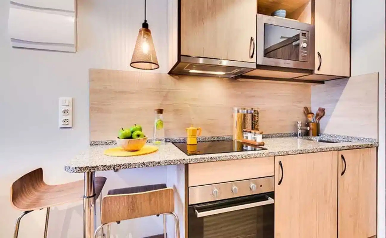 Common Area?w=400&h=260&fit=crop&q=40&auto=format&trim=auto