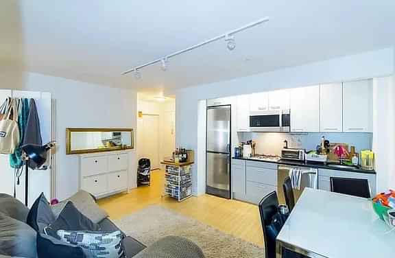 Kitchen?w=400&h=260&fit=crop&q=40&auto=format&trim=auto