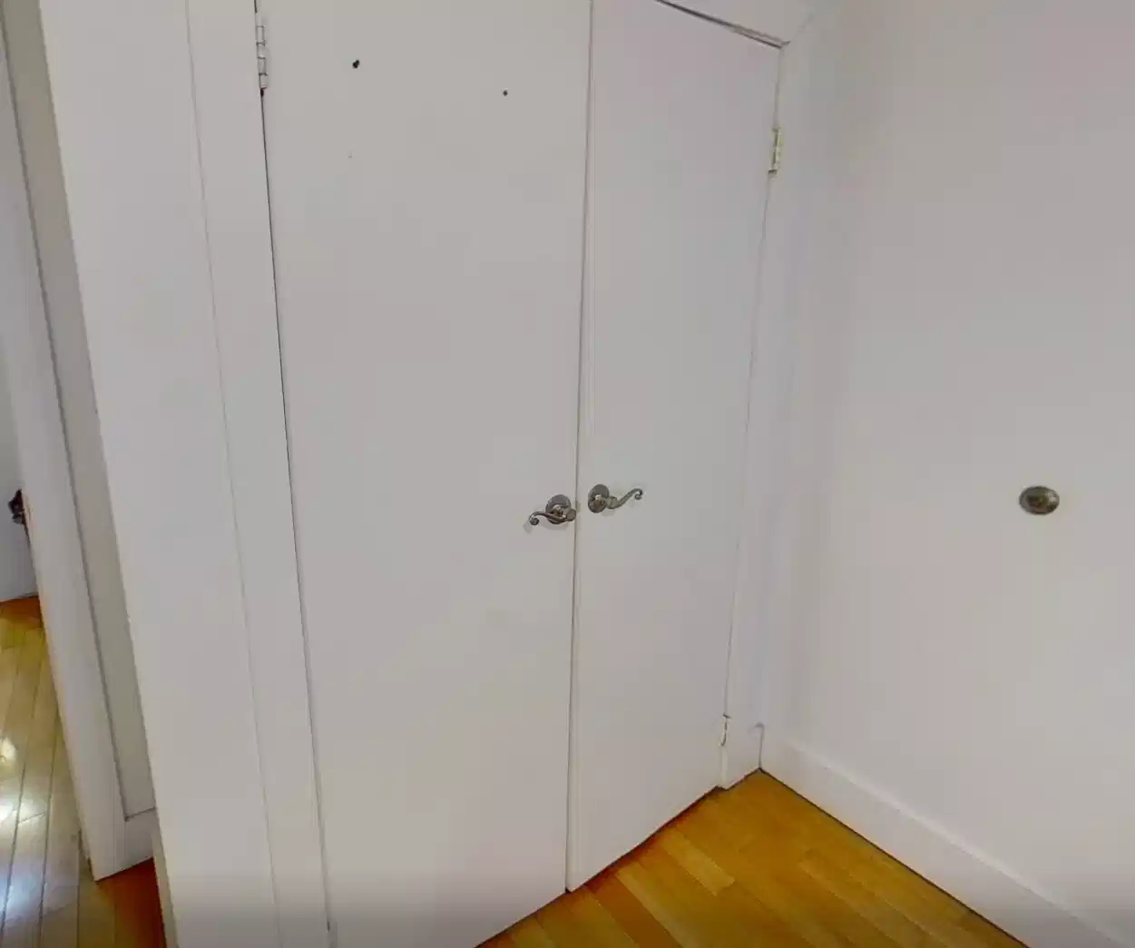 Bedroom?w=400&h=260&fit=crop&q=40&auto=format&trim=auto