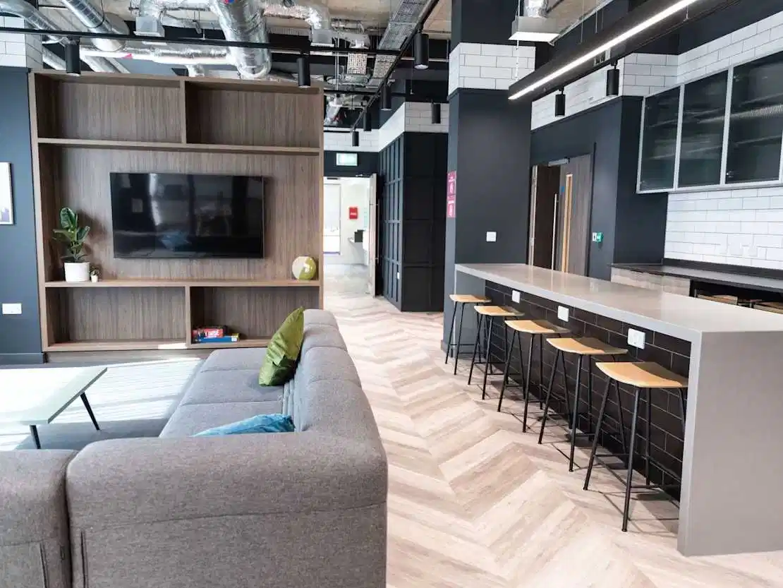 Amenities?w=400&h=260&fit=crop&q=40&auto=format&trim=auto