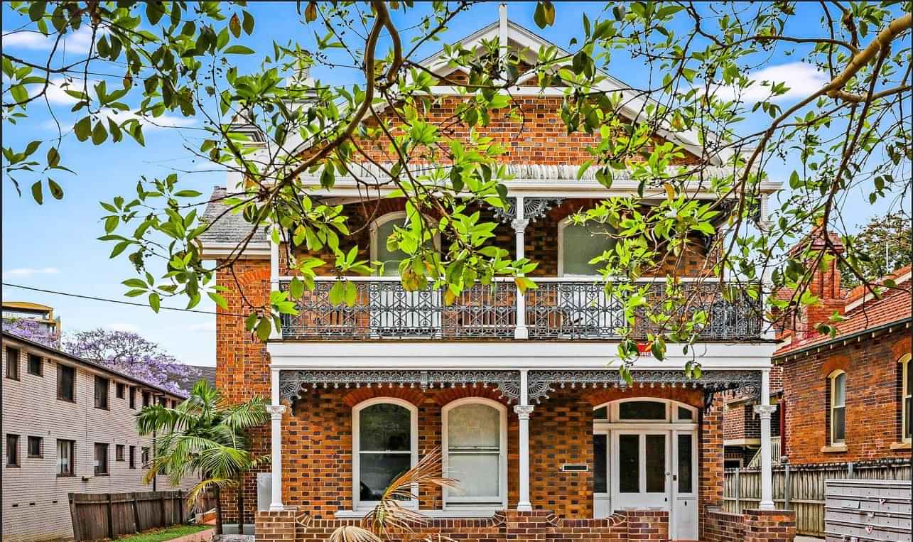 Bathroom?w=400&h=260&fit=crop&q=40&auto=format&trim=auto