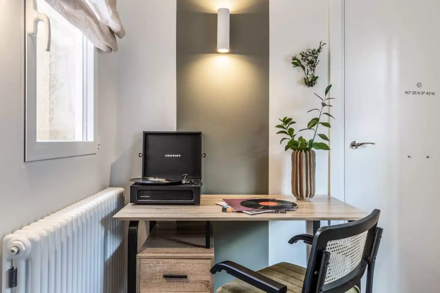 Exterior?w=400&h=260&fit=crop&q=40&auto=format&trim=auto