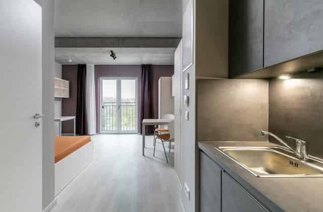 Common Area?w=400&h=260&fit=crop&q=40&auto=format&trim=auto