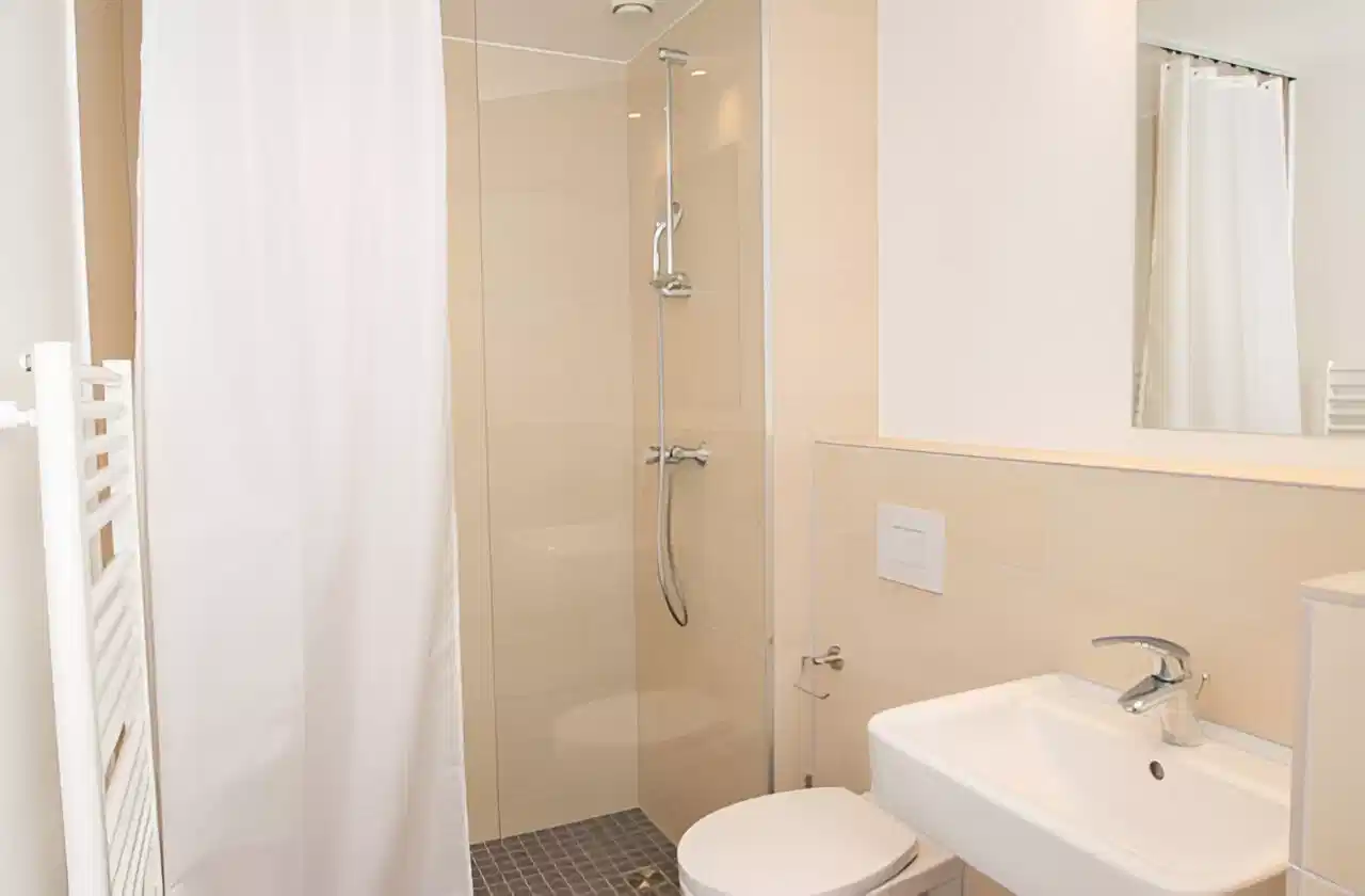 Common Area?w=400&h=260&fit=crop&q=40&auto=format&trim=auto