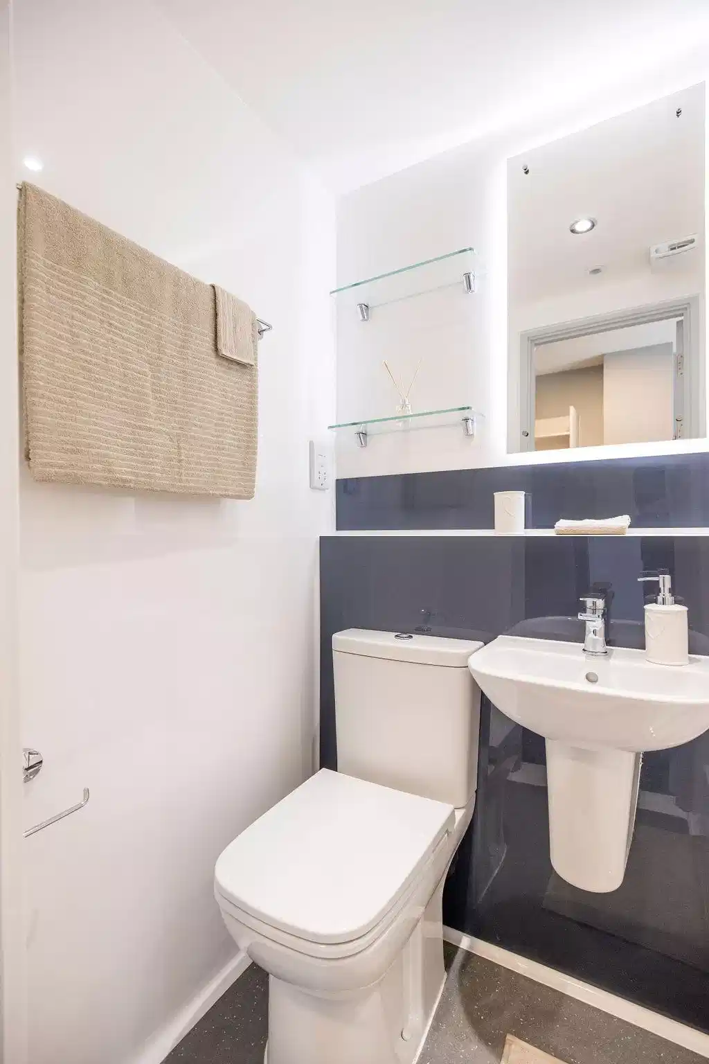 Amenities?w=400&h=260&fit=crop&q=40&auto=format&trim=auto