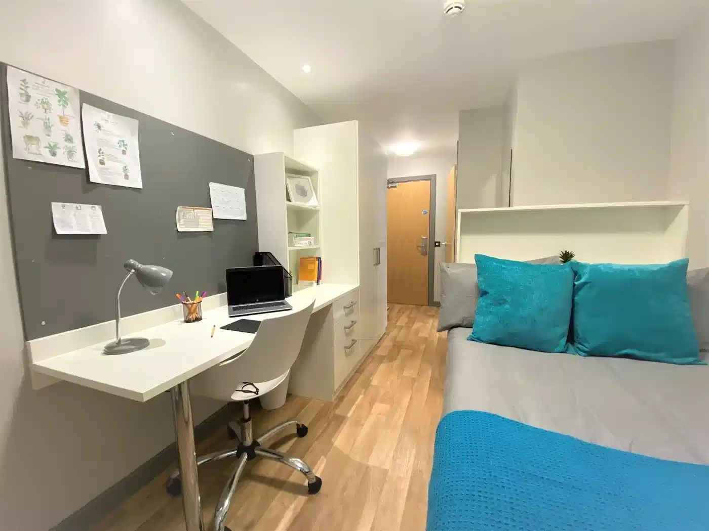 Common Area?w=400&h=260&fit=crop&q=40&auto=format&trim=auto