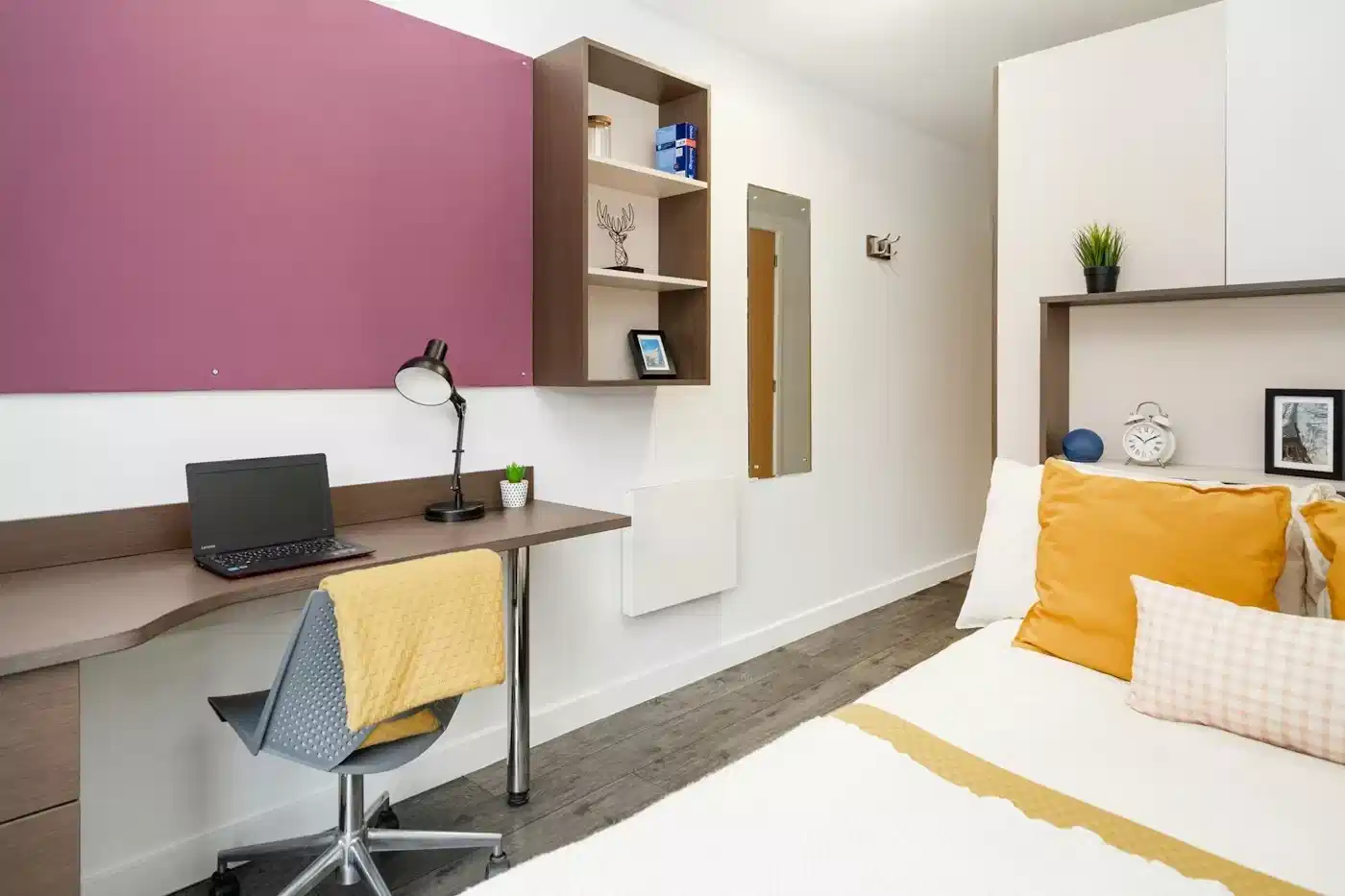 Common Area?w=400&h=260&fit=crop&q=40&auto=format&trim=auto