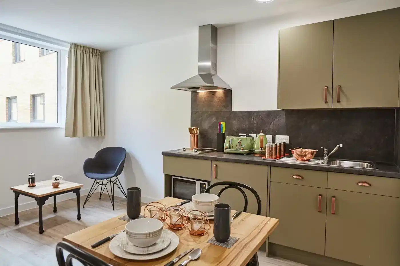 Common Area?w=400&h=260&fit=crop&q=40&auto=format&trim=auto