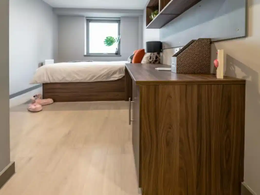 Exterior?w=400&h=260&fit=crop&q=40&auto=format&trim=auto