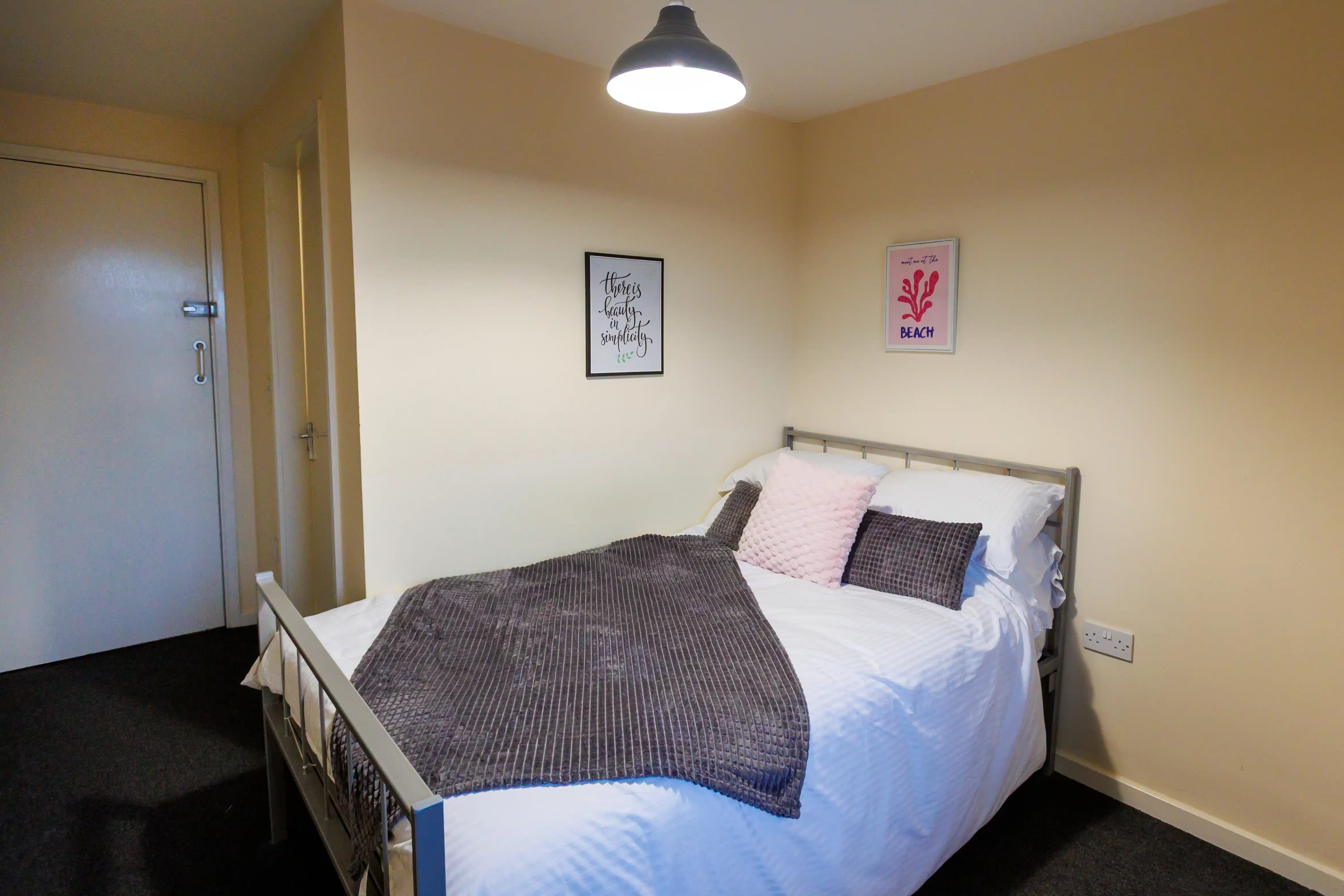 Common Area?w=400&h=260&fit=crop&q=40&auto=format&trim=auto