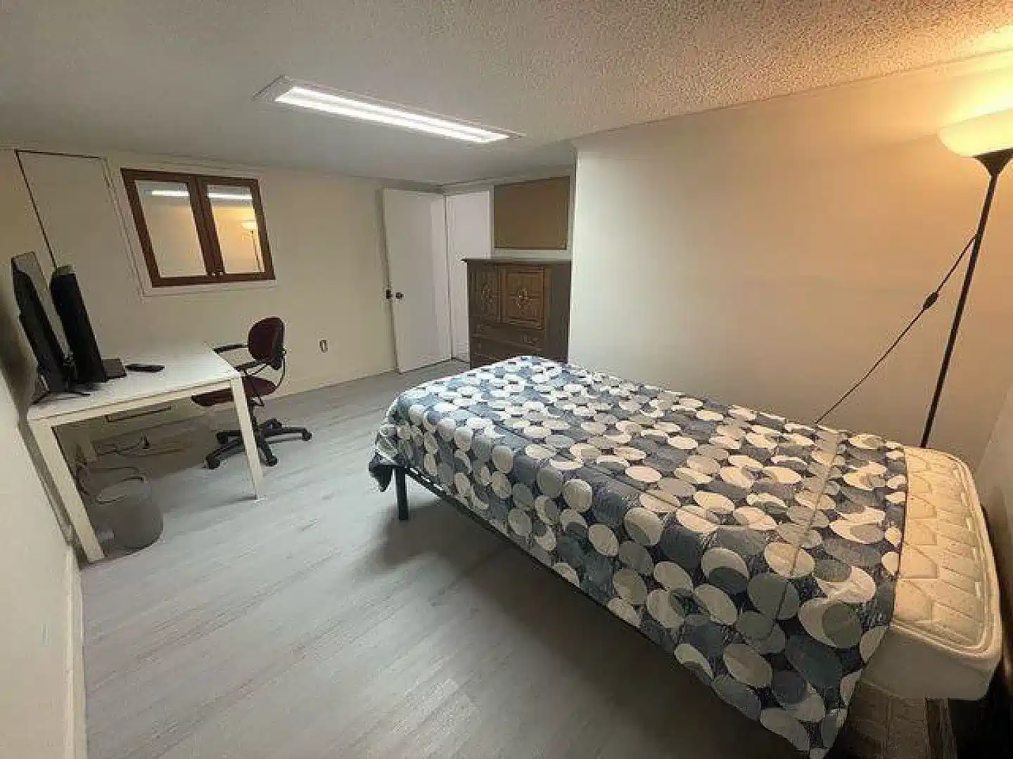 Kitchen?w=400&h=260&fit=crop&q=40&auto=format&trim=auto