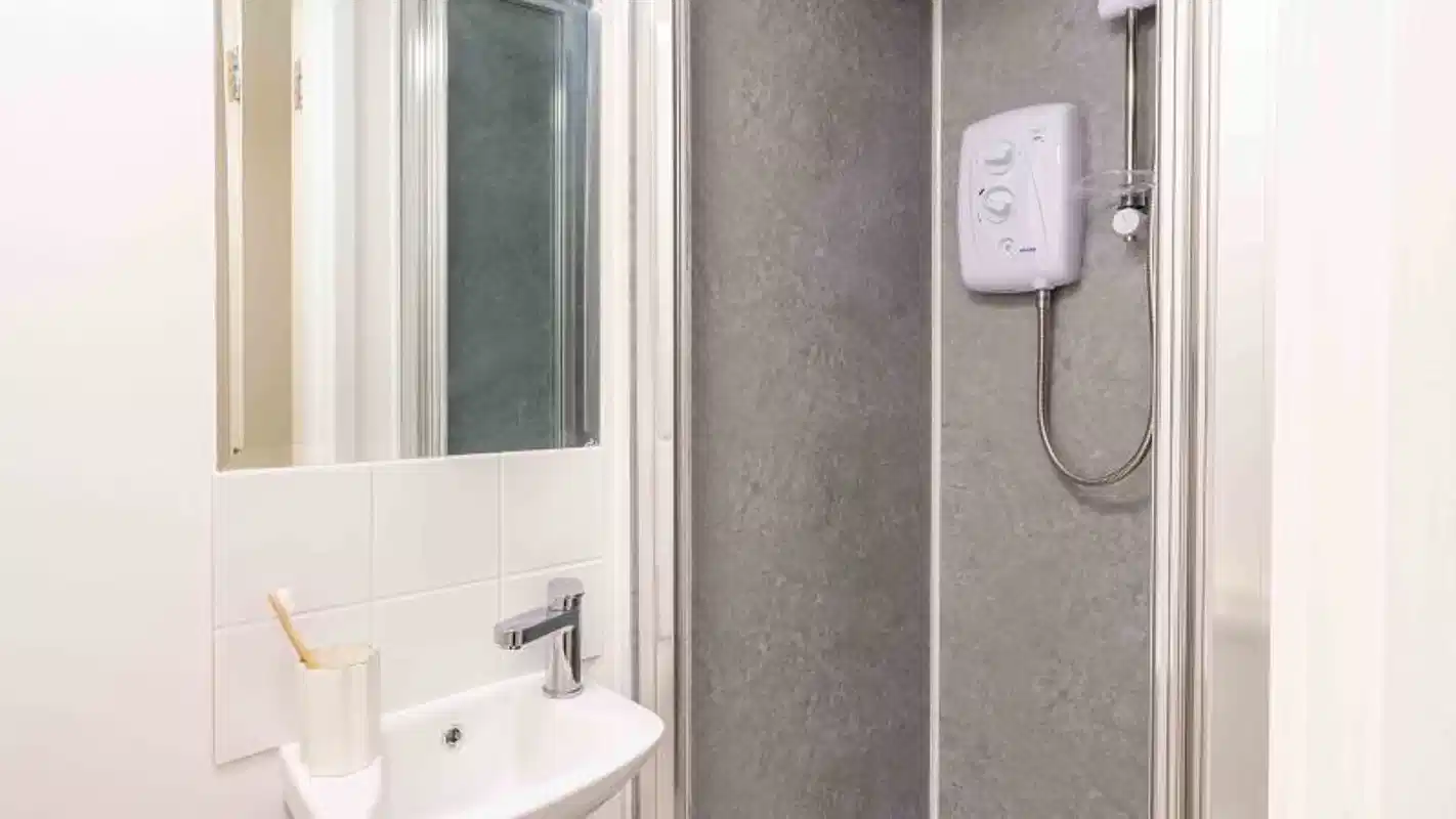 Exterior?w=400&h=260&fit=crop&q=40&auto=format&trim=auto