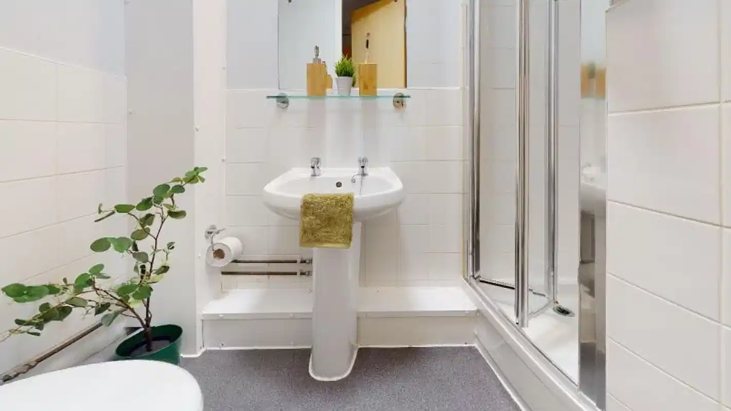 Exterior?w=400&h=260&fit=crop&q=40&auto=format&trim=auto