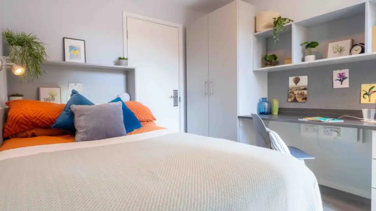 Exterior?w=400&h=260&fit=crop&q=40&auto=format&trim=auto