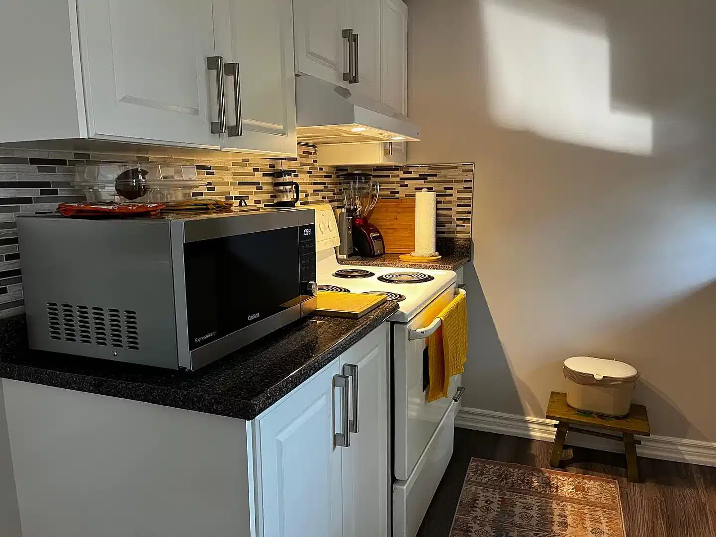 Amenities?w=400&h=260&fit=crop&q=40&auto=format&trim=auto