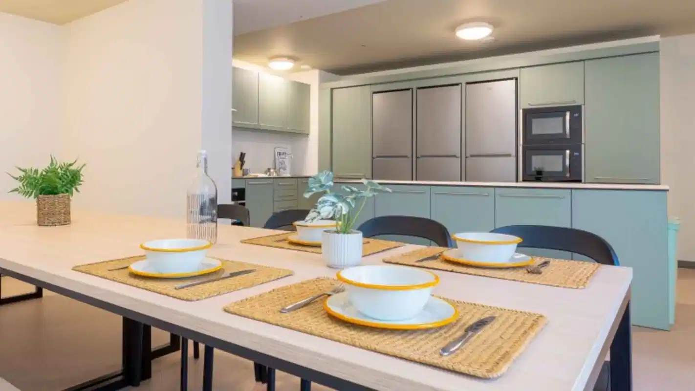 Exterior?w=400&h=260&fit=crop&q=40&auto=format&trim=auto