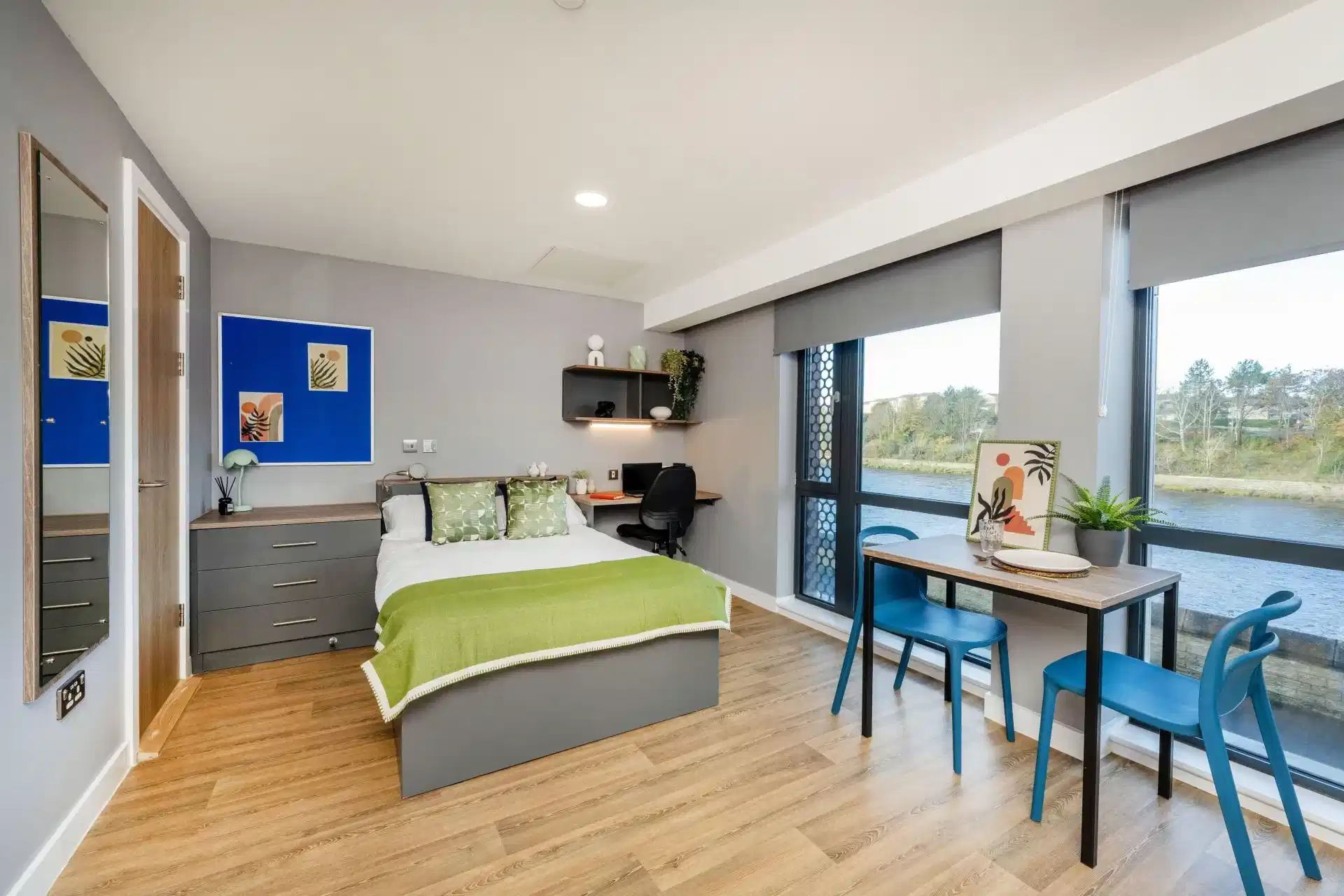 Exterior?w=400&h=260&fit=crop&q=40&auto=format&trim=auto