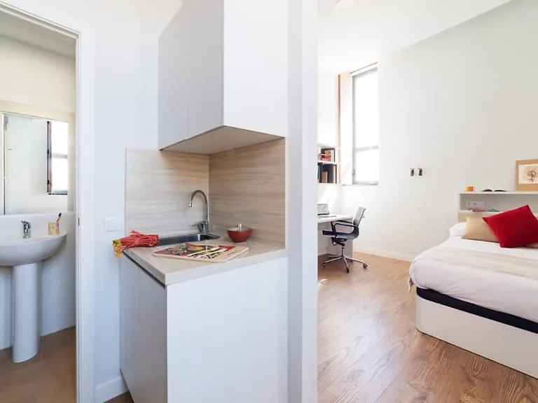 Exterior?w=400&h=260&fit=crop&q=40&auto=format&trim=auto