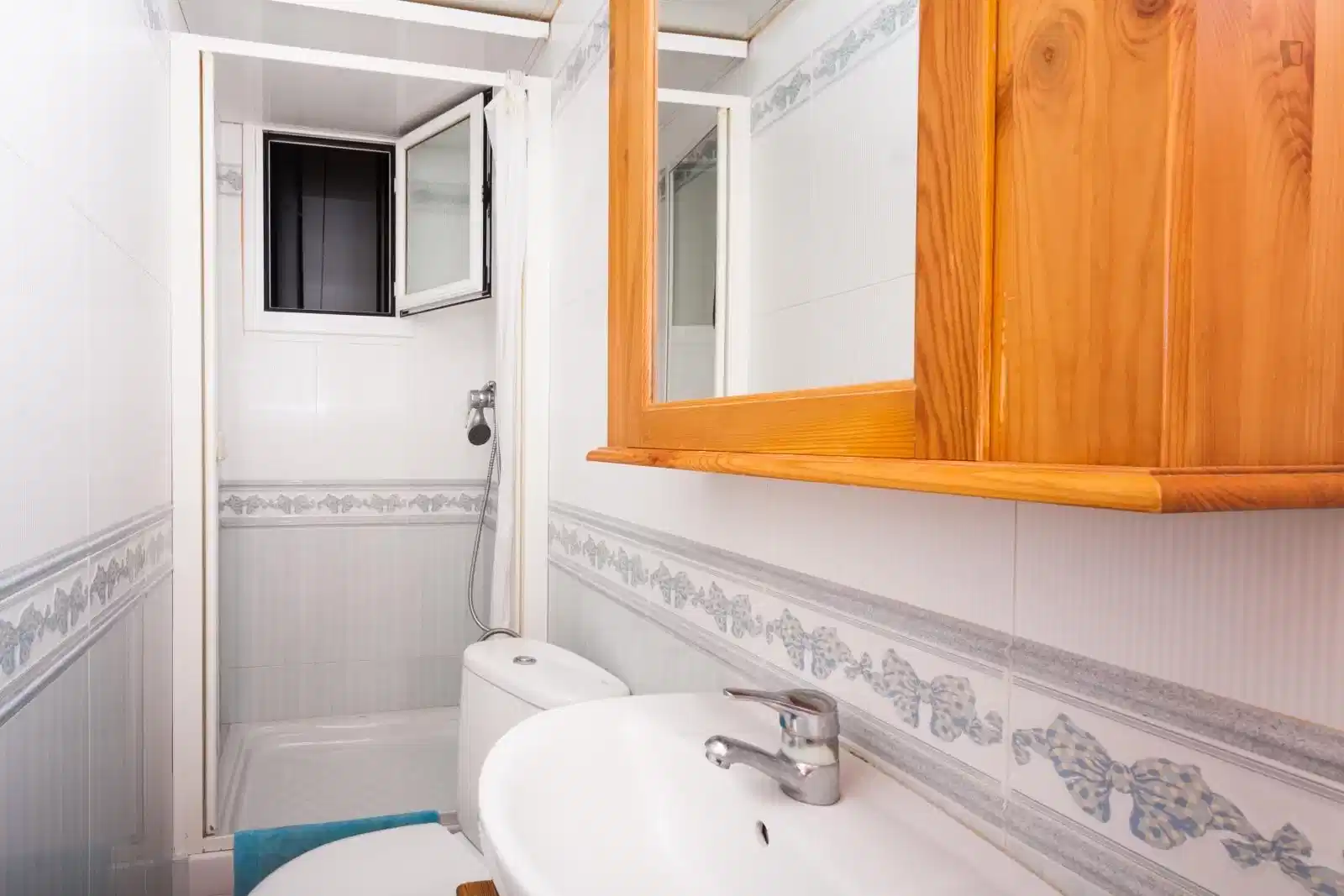 Room in a 5 Bed 2 Bath - Amenities?w=400&h=260&fit=crop&q=40&auto=format&trim=auto