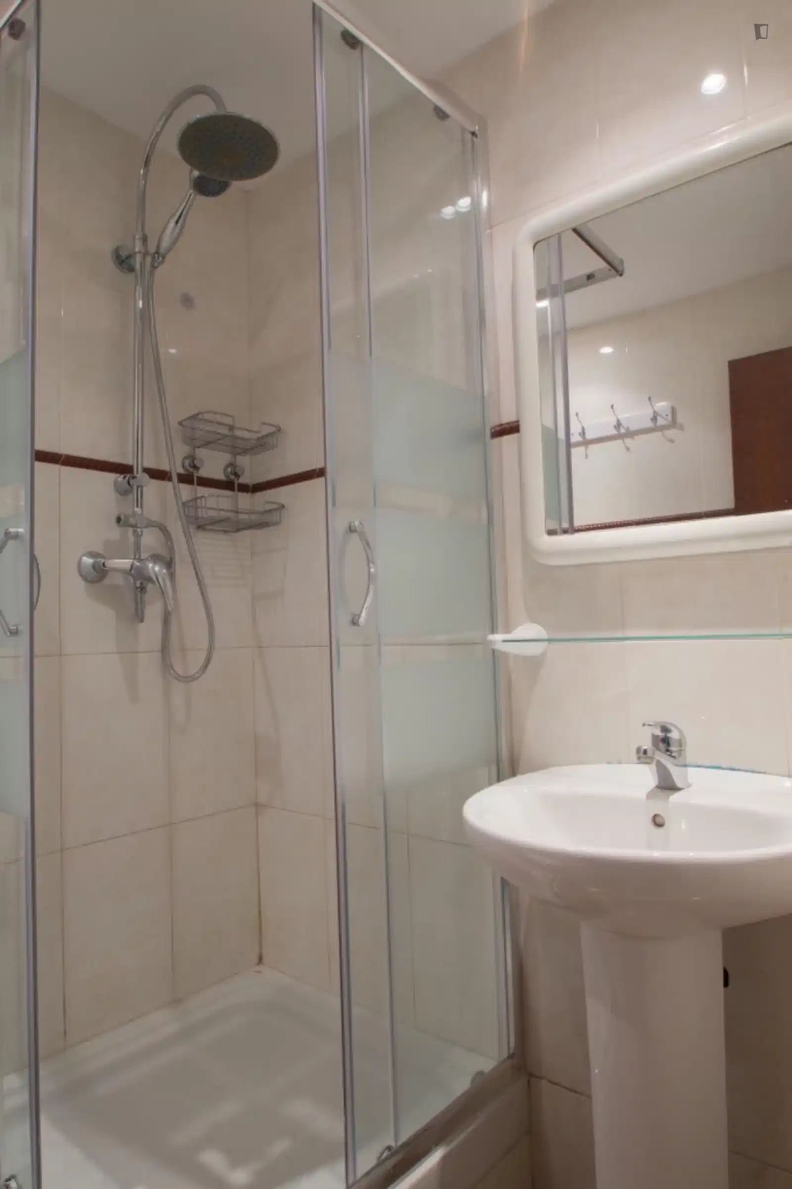 Room in a 2 Bed 3 Bath - Bedroom?w=400&h=260&fit=crop&q=40&auto=format&trim=auto