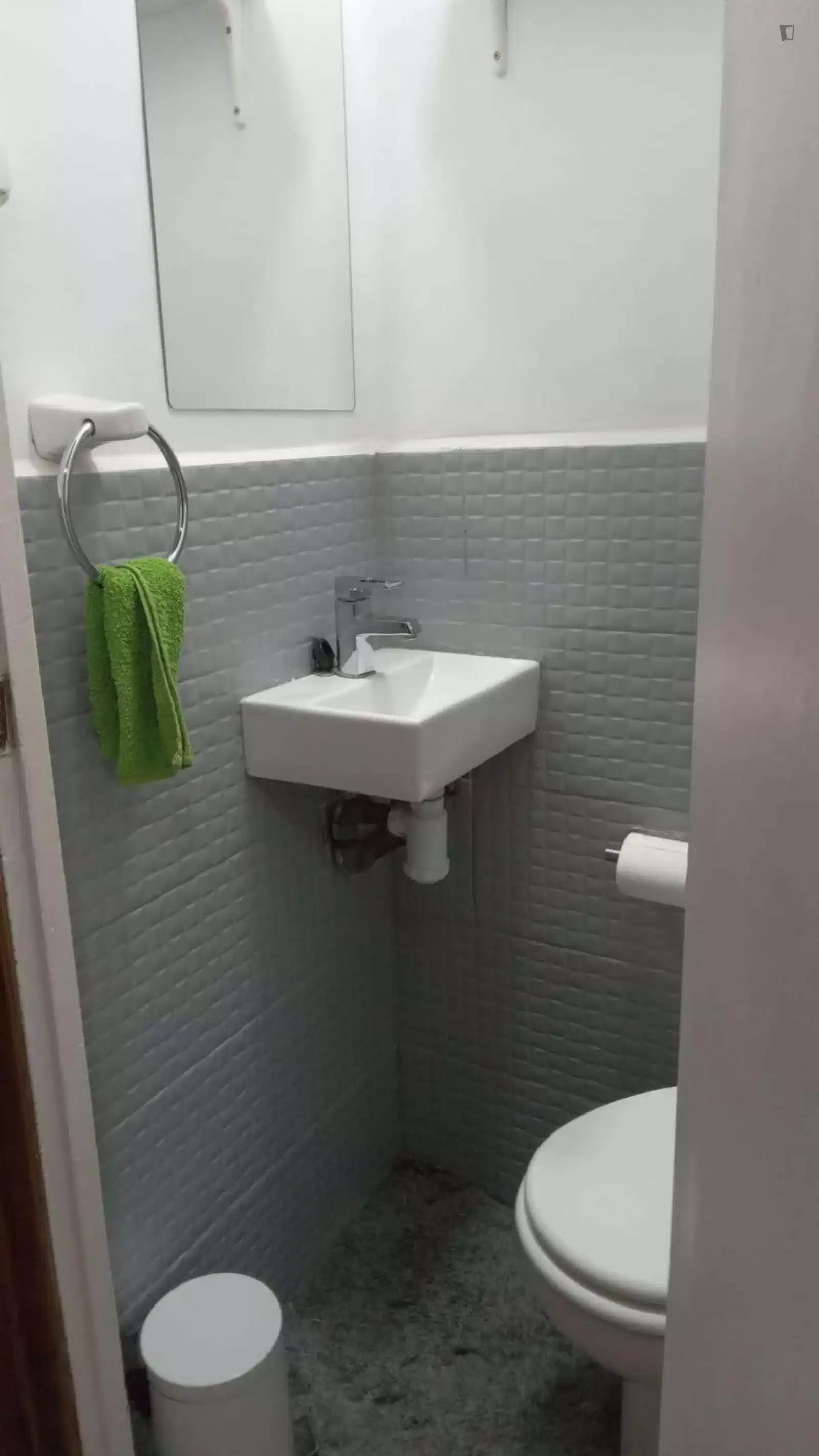 Room in a 4 Bed 1 Bath - Bedroom?w=400&h=260&fit=crop&q=40&auto=format&trim=auto