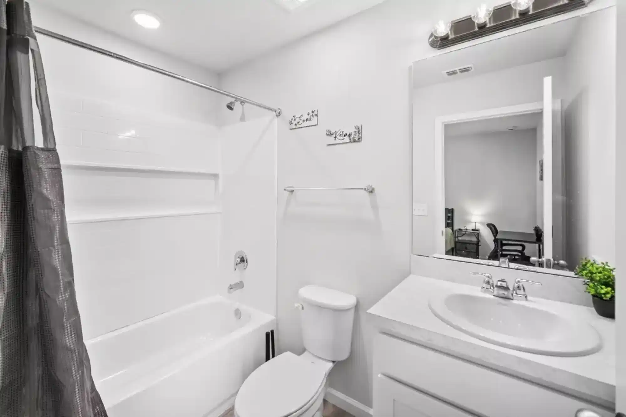 #10159: Room in 8 Bed 2 Bath - Bedroom?w=400&h=260&fit=crop&q=40&auto=format&trim=auto