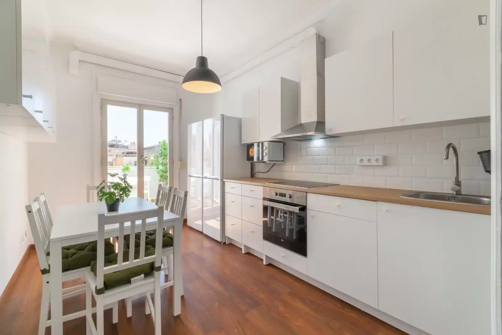 Exterior?w=400&h=260&fit=crop&q=40&auto=format&trim=auto