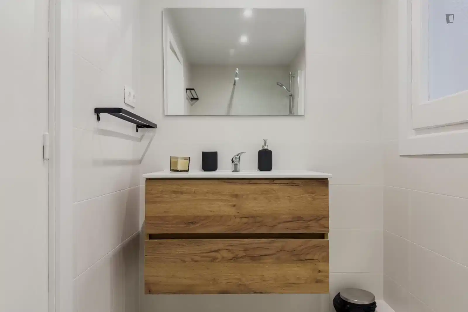 Exterior?w=400&h=260&fit=crop&q=40&auto=format&trim=auto