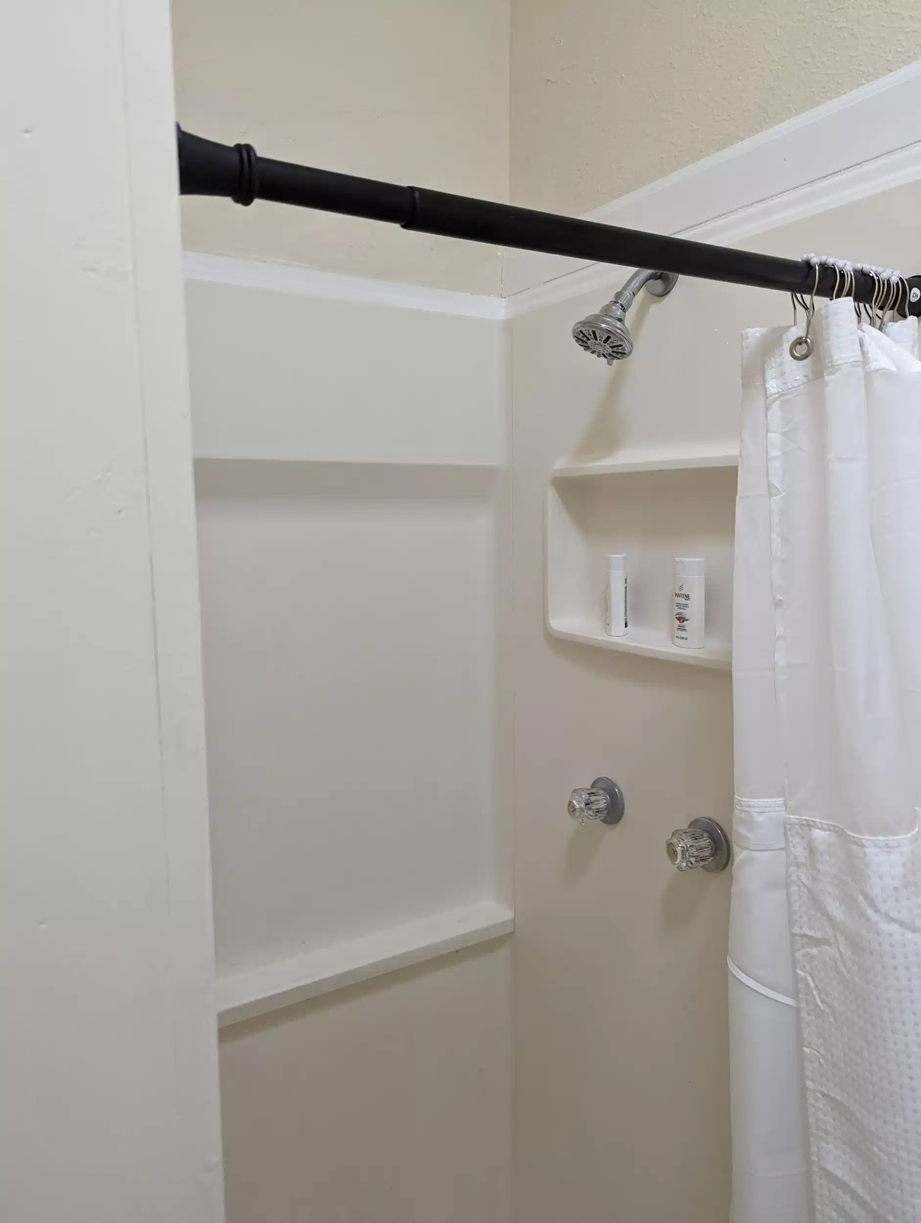 Amenities?w=400&h=260&fit=crop&q=40&auto=format&trim=auto